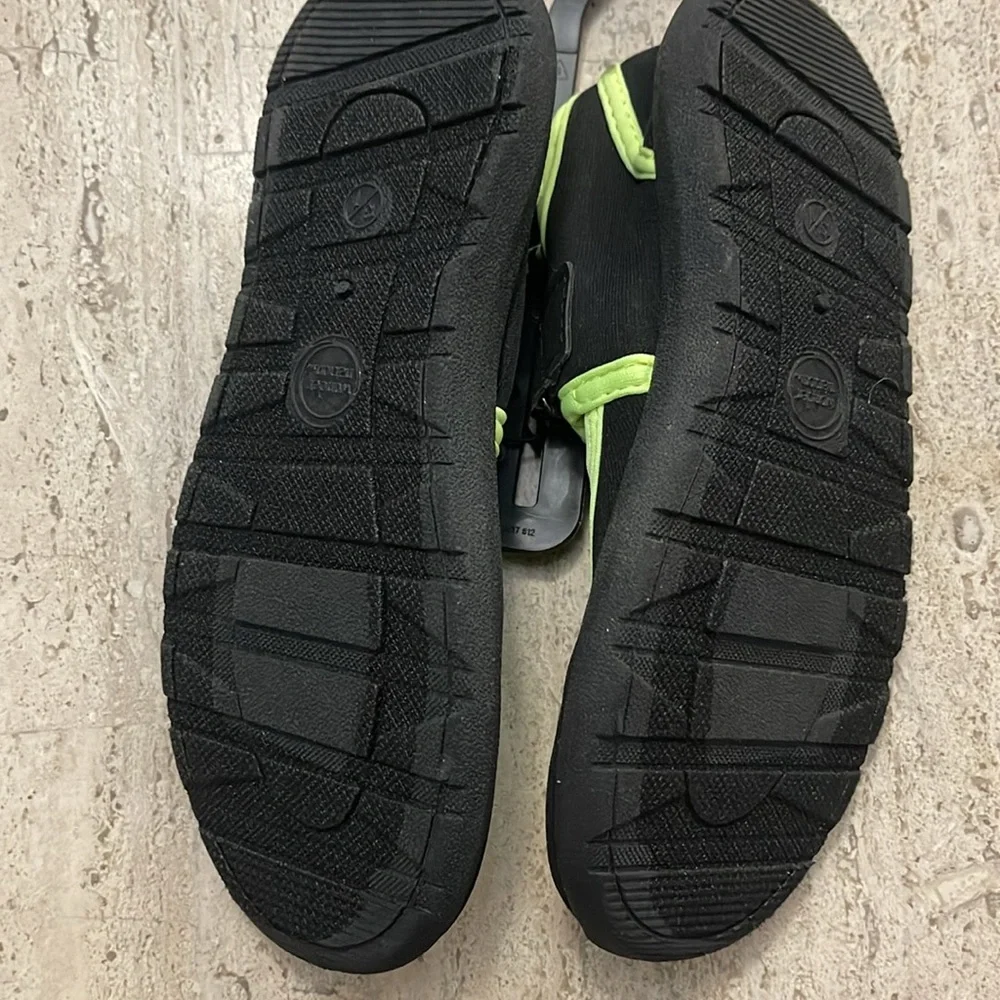 WONDER NATION WATER SHOES Size 13-1 kids Florescent Green Mesh and Black